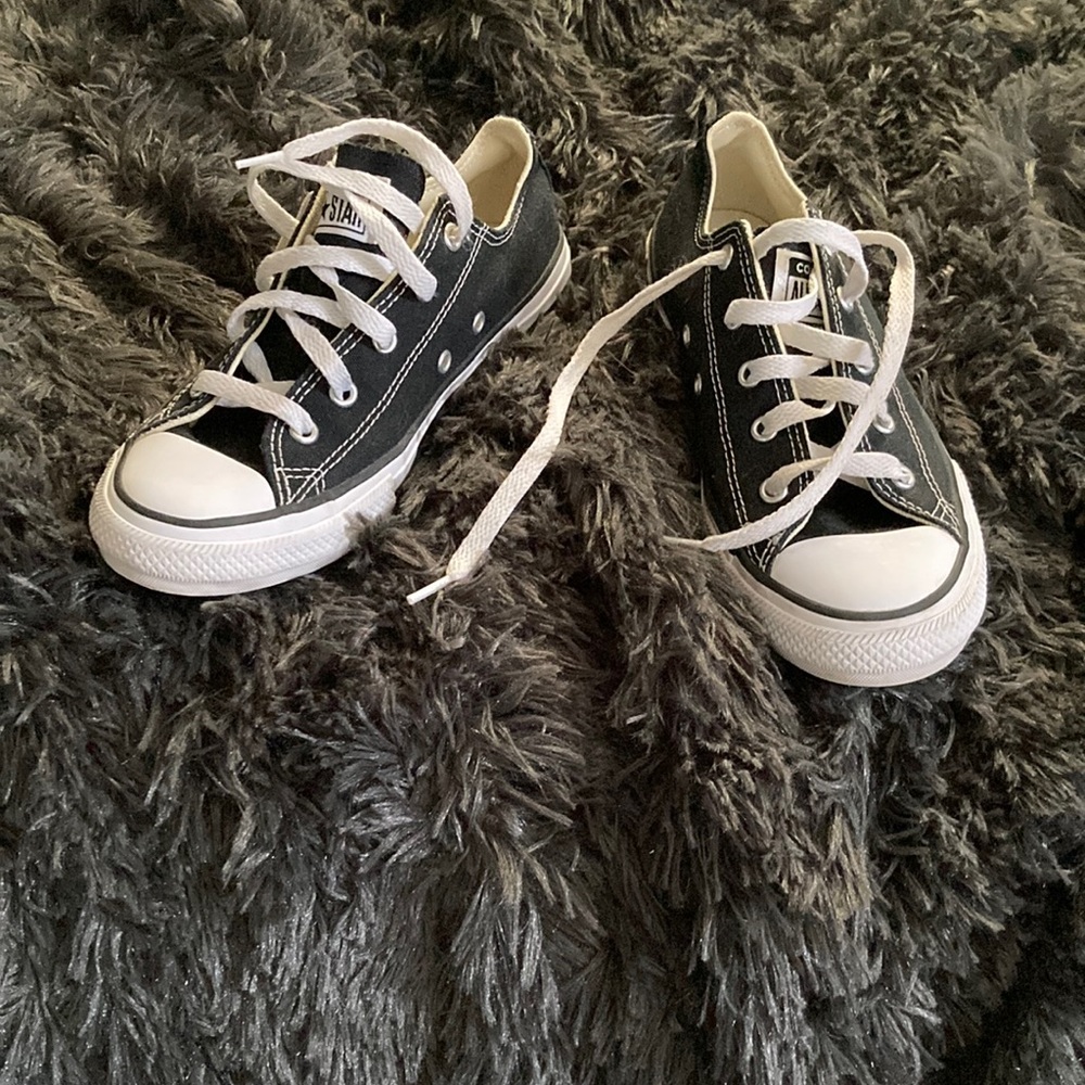 Im selling shoes there converse